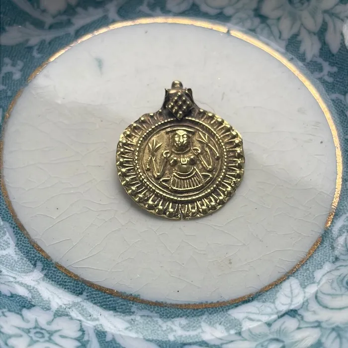Female Warrior Pendant 18k Gold Vintage Vintage Paris Jewelry PreStyled Sets Female Warrior Pendant 18k Gold Vintage Vintage Paris Jewelry PreStyled Sets